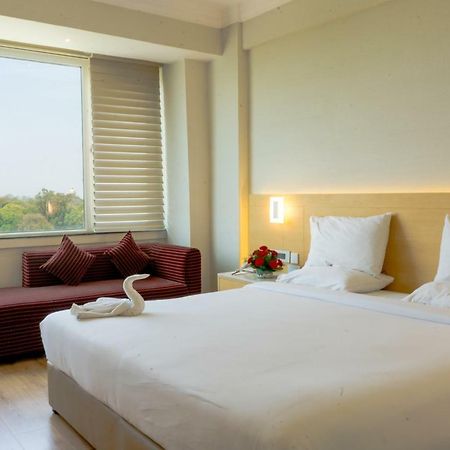 Hotel Gemini Continental, Hazratganj à Lucknow Extérieur photo