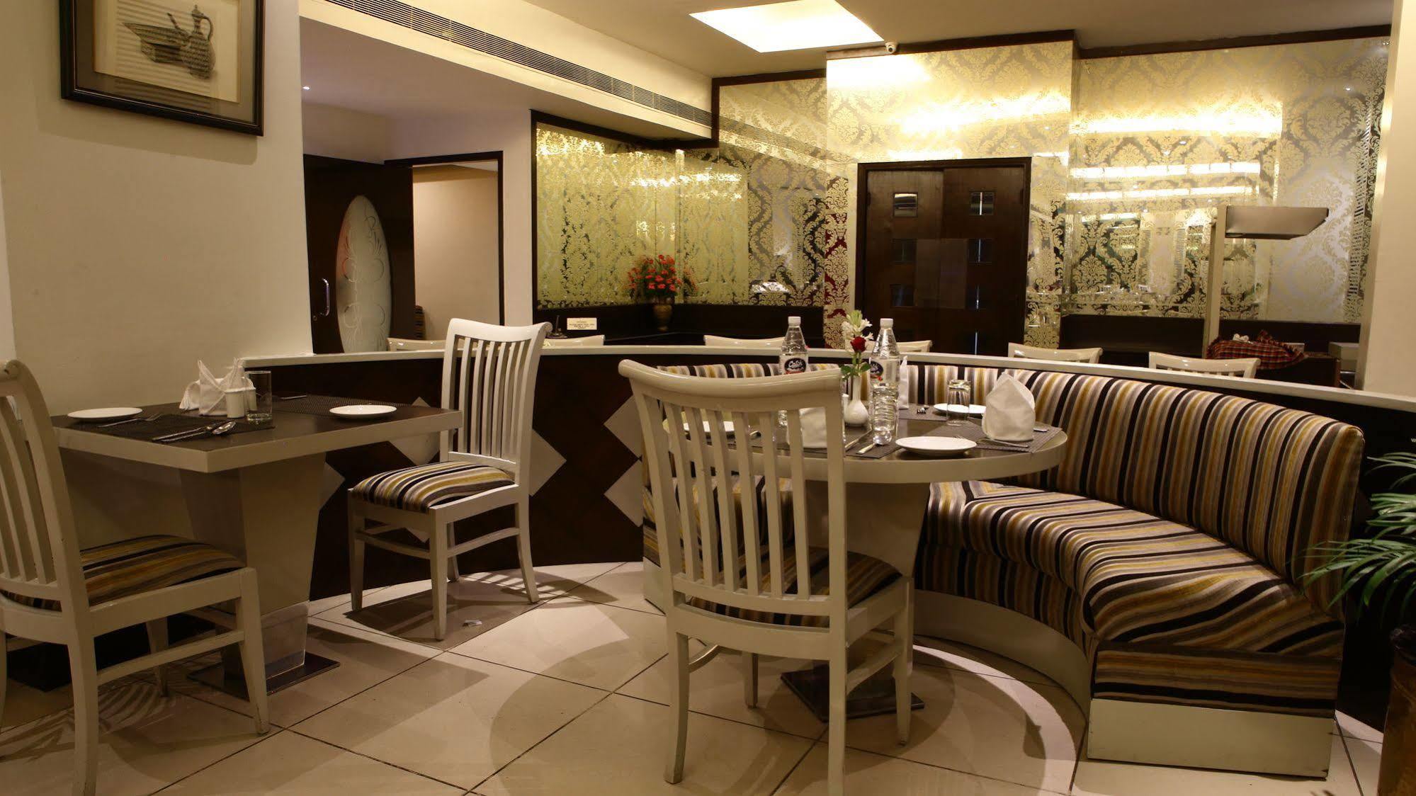 Hotel Gemini Continental, Hazratganj à Lucknow Extérieur photo