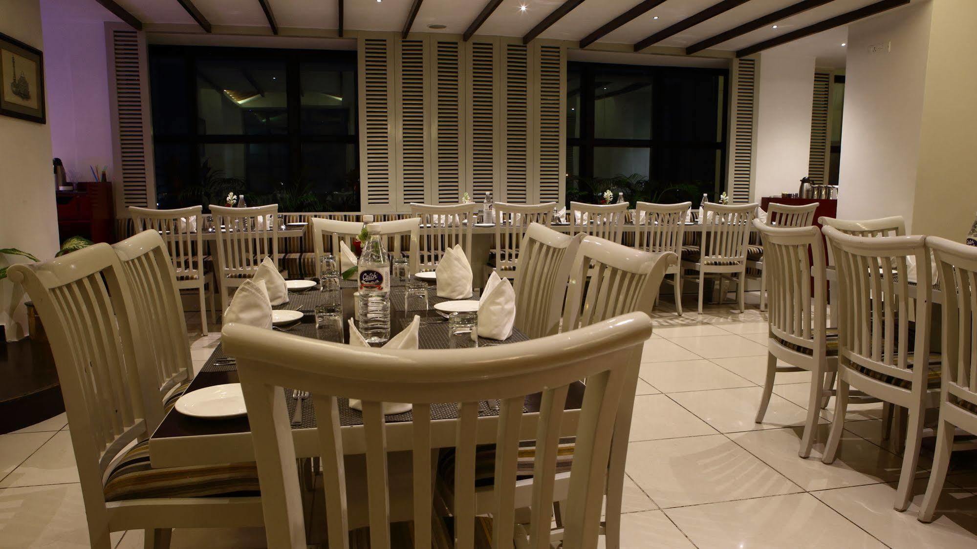 Hotel Gemini Continental, Hazratganj à Lucknow Extérieur photo