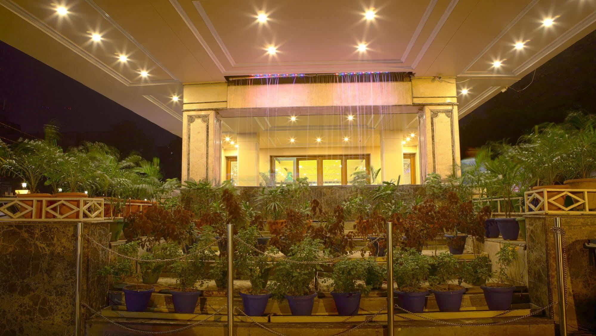 Hotel Gemini Continental, Hazratganj à Lucknow Extérieur photo