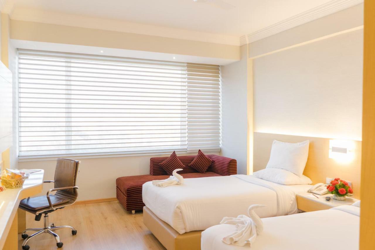 Hotel Gemini Continental, Hazratganj à Lucknow Extérieur photo