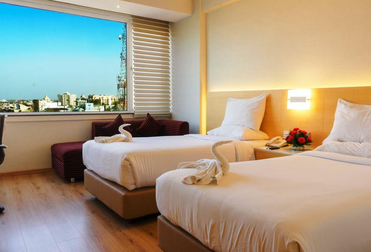Hotel Gemini Continental, Hazratganj à Lucknow Extérieur photo